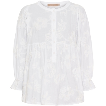 Hvid skjorte med broderede blomster fra Marta Du Chateau, lange ærmer og knaplukning, vist i let og luftig bomuldskvalitet